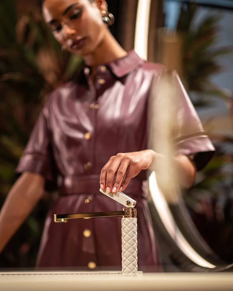 elegance-expressed-through-gesture-0