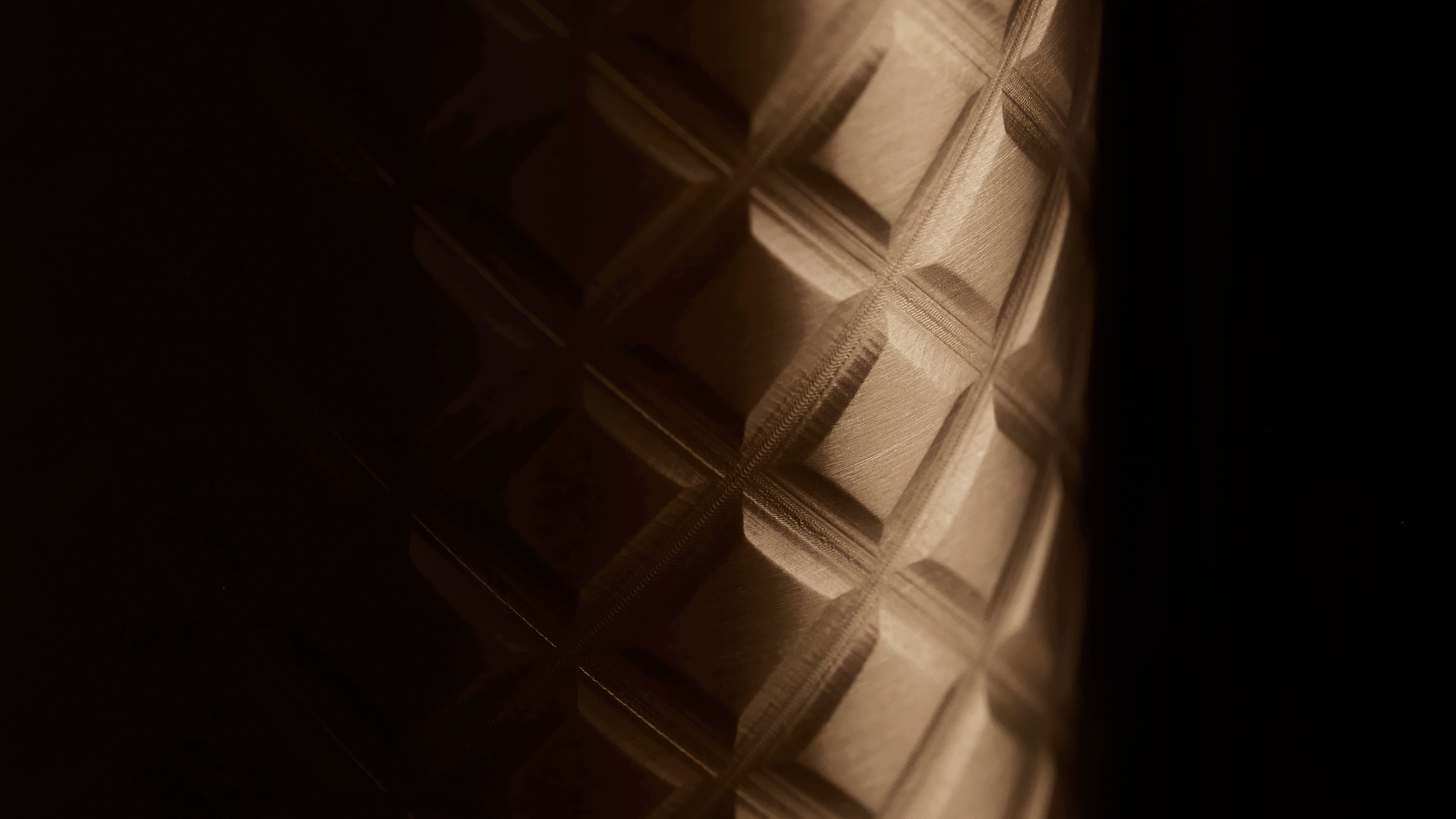 Детальный вид текстуры плетеного металла на смесителе Gessi 316 из стали AISI 316L